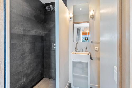 une salle de bain avec un lavabo et une douche dans l'établissement Nice Renting - ABBAYE - Luxury Penthouse Sea View Pool Tennis Parking, à Nice