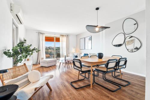 une salle à manger et un salon avec une table et des chaises dans l'établissement Nice Renting - ABBAYE - Luxury Penthouse Sea View Pool Tennis Parking, à Nice