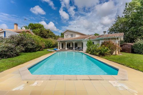 une piscine dans la cour d'une maison dans l'établissement Villa Teychan - Welkeys, à La Teste-de-Buch