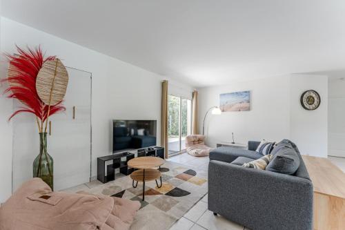 un salon avec un canapé et une table dans l'établissement Villa Teychan - Welkeys, à La Teste-de-Buch