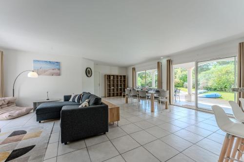 un salon avec un canapé et une table dans l'établissement Villa Teychan - Welkeys, à La Teste-de-Buch