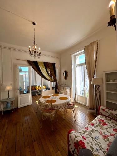 Photo de la galerie de l'établissement Apartment in historical center of Vichy palais Belle Époque ,International, à Vichy