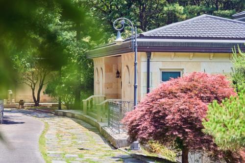 Crystal Valley CC Golden Village في كابيونغ: منزل أمامه منور على الشارع