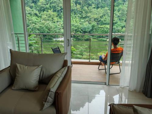 Ruang duduk di Magnificent Mountain & Lake Views' Suite Cycas
