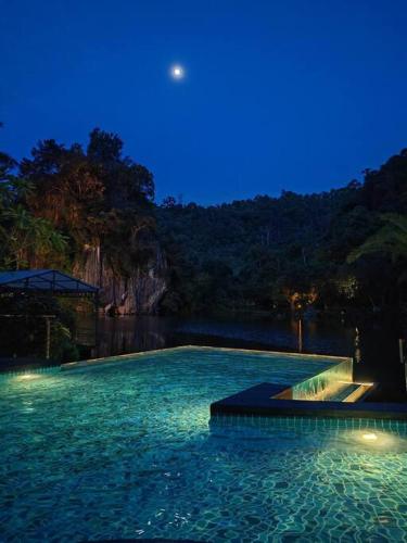Kolam renang di atau dekat dengan Magnificent Mountain & Lake Views' Suite Cycas