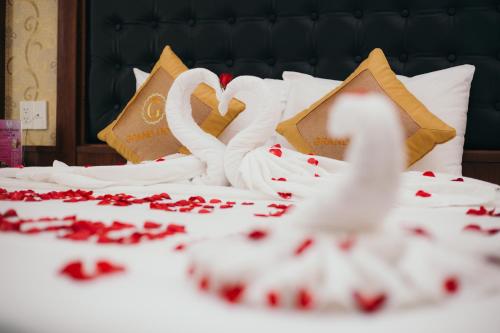 Postel nebo postele na pokoji v ubytování Grand Móng Cái Hotel