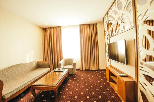 TV a/nebo společenská místnost v ubytování Grand Móng Cái Hotel