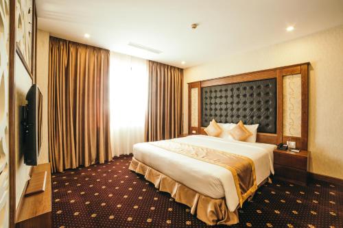 Postel nebo postele na pokoji v ubytování Grand Móng Cái Hotel