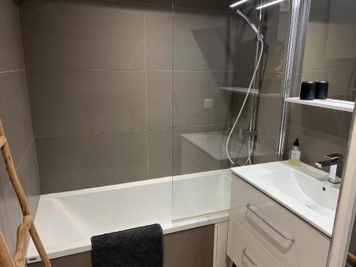une salle de bain avec une douche, un lavabo et une baignoire dans l'établissement Roi Soleil latéral mer, à Le Touquet-Paris-Plage