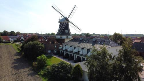 eine Luftaufnahme einer Windmühle auf einem Haus in der Unterkunft Sonnenblick in Carolinensiel