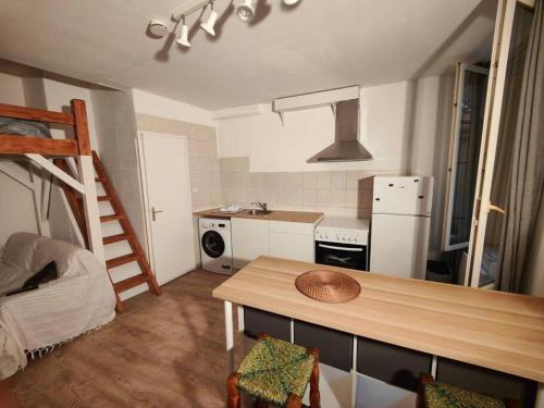 - une petite cuisine avec une échelle et une table dans une pièce dans l'établissement Studio rénové centre-ville Nîmes, à Nîmes