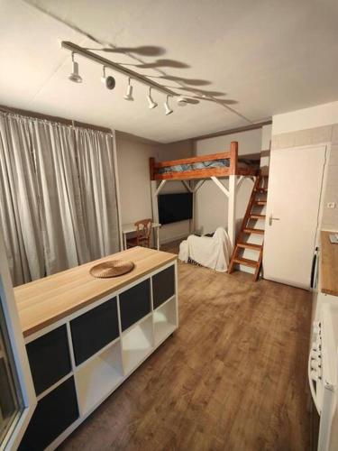 une chambre avec un lit superposé et un escalier dans l'établissement Studio rénové centre-ville Nîmes, à Nîmes