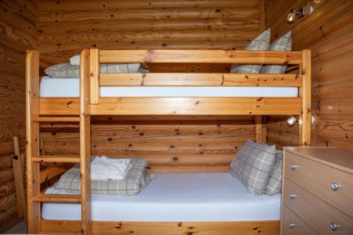 Cama o camas de una habitación en Quail Lodge - Nordic Log Cabin