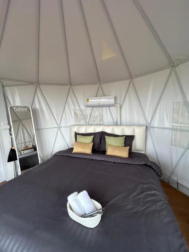 a room with a bed in a tent at Fulfield Cafe&Resort in Ban Wang Wa (1)