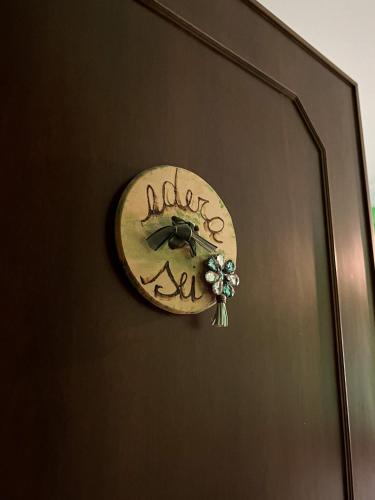 a clock on a door with the word woke up at Corte Bussari in Arquà Polesine