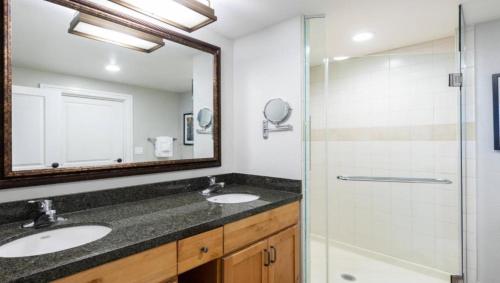 a bathroom with two sinks and a shower at Marriott Timber Lodge 2BD Villa in Stateline