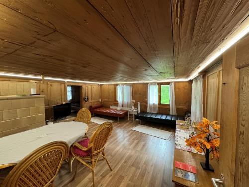 Posezení v ubytování Freundliche 2-Zimmer-Erdgeschosswohnung mit Garten in Seeberg