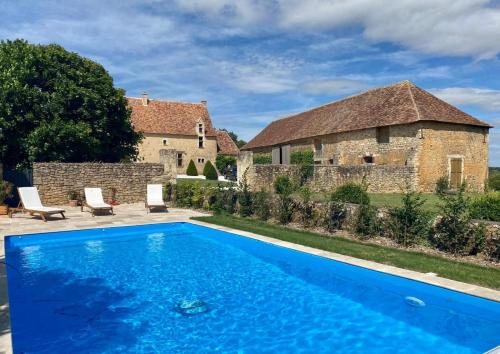 une maison avec piscine devant un immeuble dans l'établissement Manoir du Mont Porcher, à Saint-Symphorien