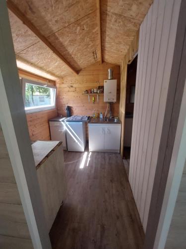 - une vue sur l'intérieur d'une petite cuisine dans une petite maison dans l'établissement Hortillonnages Chalet entouré d'eau, à Camon