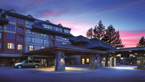 a building with a car parked in front of it at Marriott Timber Lodge Luxury Studio in Stateline