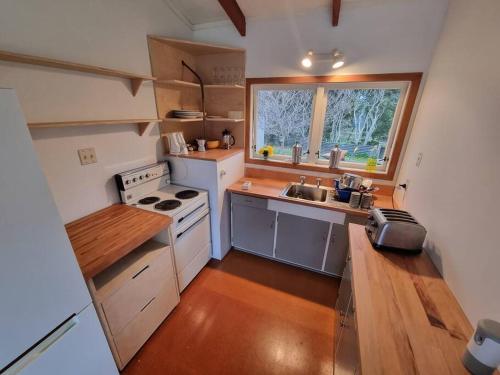 Kuchyň nebo kuchyňský kout v ubytování Lola's Beach Cottage