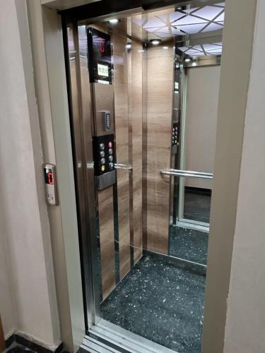 ケニトラにあるTown Roomsの建物内のガラスドア付きシャワー