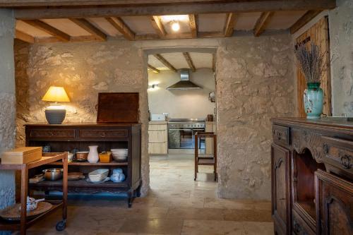 d'une grande cuisine avec une table et un comptoir avec un sidx de table. dans l'établissement Gite De Myans 15 Personnes, à Myans