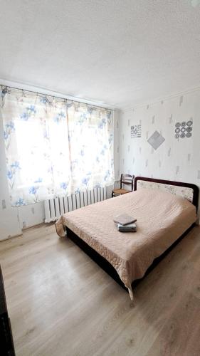 sypialnia z łóżkiem w pokoju w obiekcie Teatra 34 w mieście Dyneburg