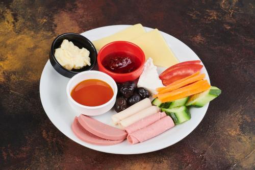 een bord met vlees en groenten en dip bij Li Hotel Pera in Istanbul