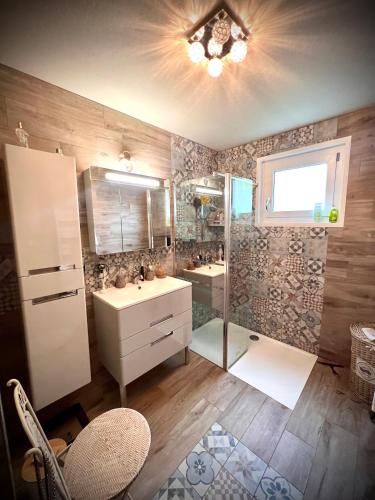 a bathroom with two sinks and a glass shower at Ô Nid Douillet in Ornans