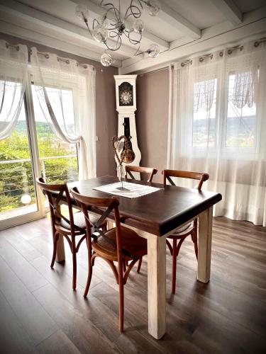une salle à manger avec une table et des chaises en bois dans l'établissement Ô Nid Douillet, à Ornans