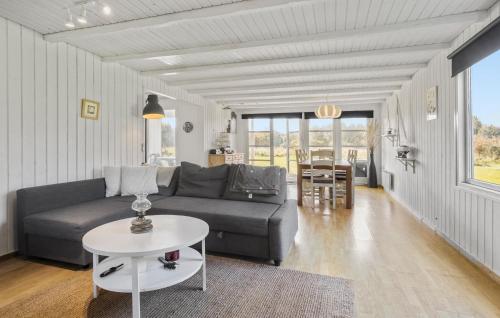 Posezení v ubytování 3 Bedroom Beautiful Home In Roslev