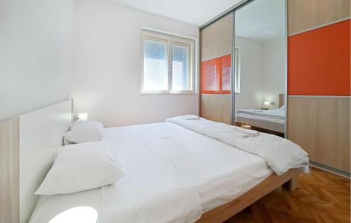 Beach Front Apartment In Pula With Wifi