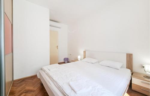 Beach Front Apartment In Pula With Wifi