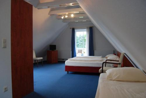 Giường trong phòng chung tại Hotel Altes Landhaus
