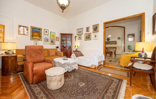 トロギールにあるAwesome Home In Trogir With Wifiのソファとベッドのあるリビングルーム
