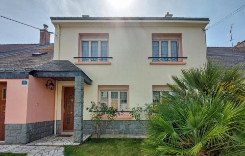 a white house with two windows and a door at 3 Bedroom Awesome Home In Riantec in Riantec