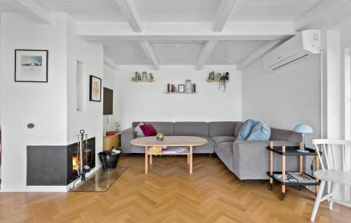 Un lugar para sentarse en 3 Bedroom Beautiful Home In Holbæk