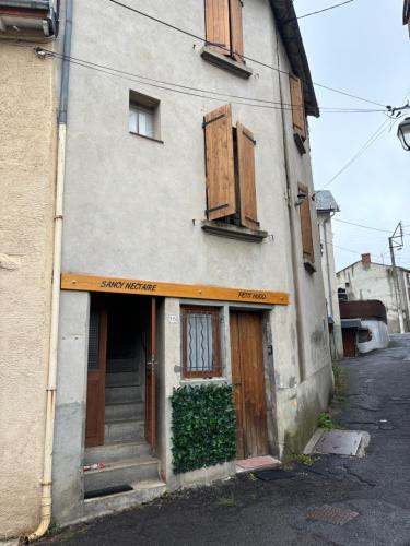un bâtiment avec portes et fenêtres donnant sur une rue dans l'établissement Le Sancy nectaire, à Saint-Nectaire