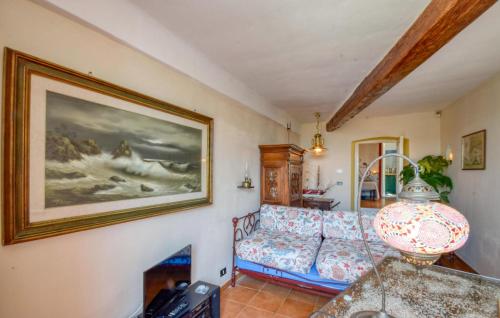 ピエーヴェ・リーグレにある1 Bedroom Nice Home In Pieve Ligureのソファと壁に絵が飾られたリビングルーム