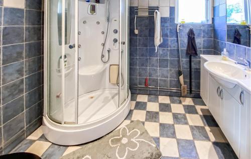 Sommenにある4 Bedroom Awesome Home In Sommenのシャワーと洗面台付きのバスルーム