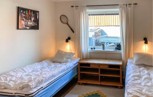 4 Bedroom Awesome Home In Sommenにあるベッド