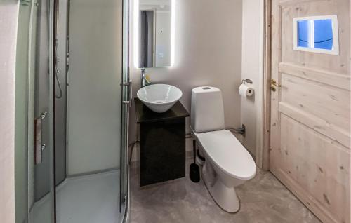 4 Bedroom Awesome Home In Sommenにあるバスルーム