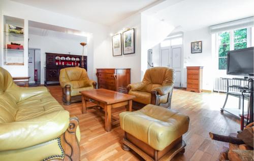 Photo de la galerie de l'établissement 3 Bedroom Nice Home In Castillon, à Castillon