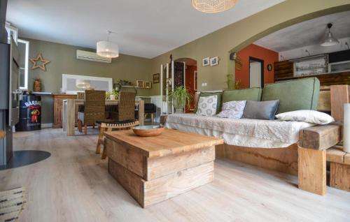 ein Wohnzimmer mit einem Bett und einem Tisch in der Unterkunft 3 Bedroom Stunning Home In Arles in Arles