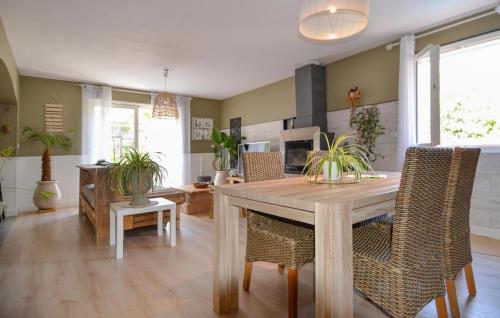 une salle à manger avec une table et des chaises en bois dans l'établissement 3 Bedroom Stunning Home In Arles, à Arles
