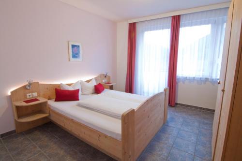 ein Schlafzimmer mit einem Bett und einem großen Fenster in der Unterkunft Appartementhaus Marina in Matrei in Osttirol