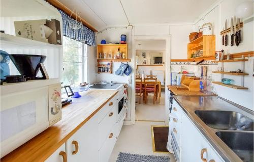Η κουζίνα ή μικρή κουζίνα στο 3 Bedroom Gorgeous Home In Halmstad