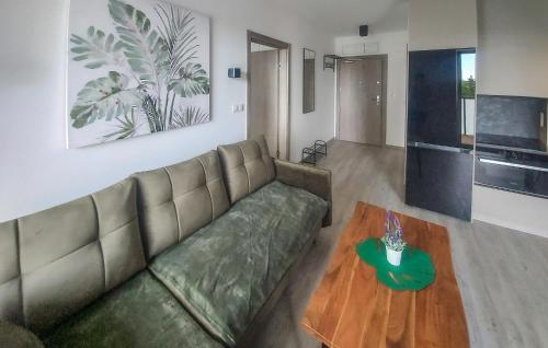 Una sala de estar con un sofá y una mesa de café. en 1 Bedroom Nice Apartment In Sianozety, en Sianożęty