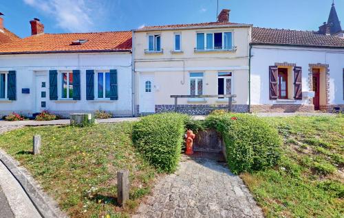 Nice Home In Neuville-Sous-Montreuil